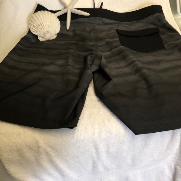 NWOT Goodfellow & Co men board shorts - Picture 2 of 3